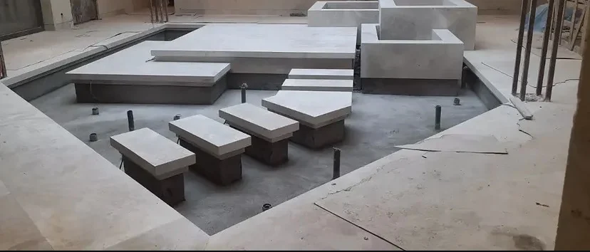 Havuz alanında taş kaplama ve basamak uygulaması